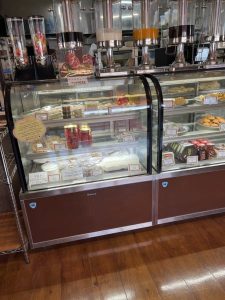 中東の菓子が並んだアリーズフレンドカフェのショーケース