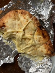 チーズめっちゃ入っていたレッドローズのチーズナン