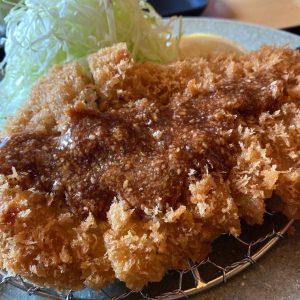 ソースに胡麻を混ぜてかけたらおいしいとんかつとんＱ