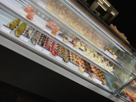 メゾンコートダジュールはショーケースにケーキがたくさんならんでいるよ