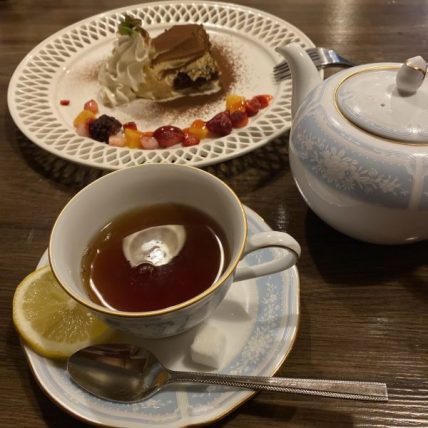 キッチンJUJUレディースセットのケーキと紅茶