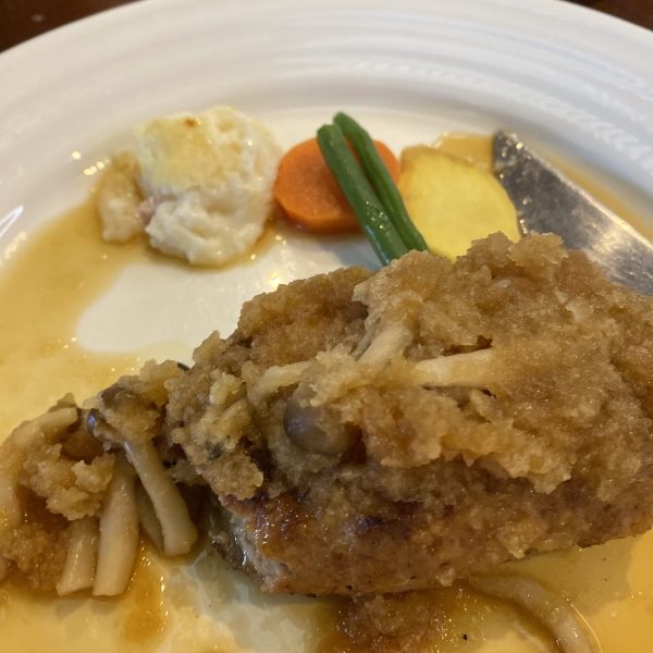しゃりまの和風ハンバーグにはきのこが乗ってた