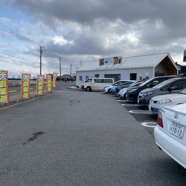 駐車場にはたくさんの車が！