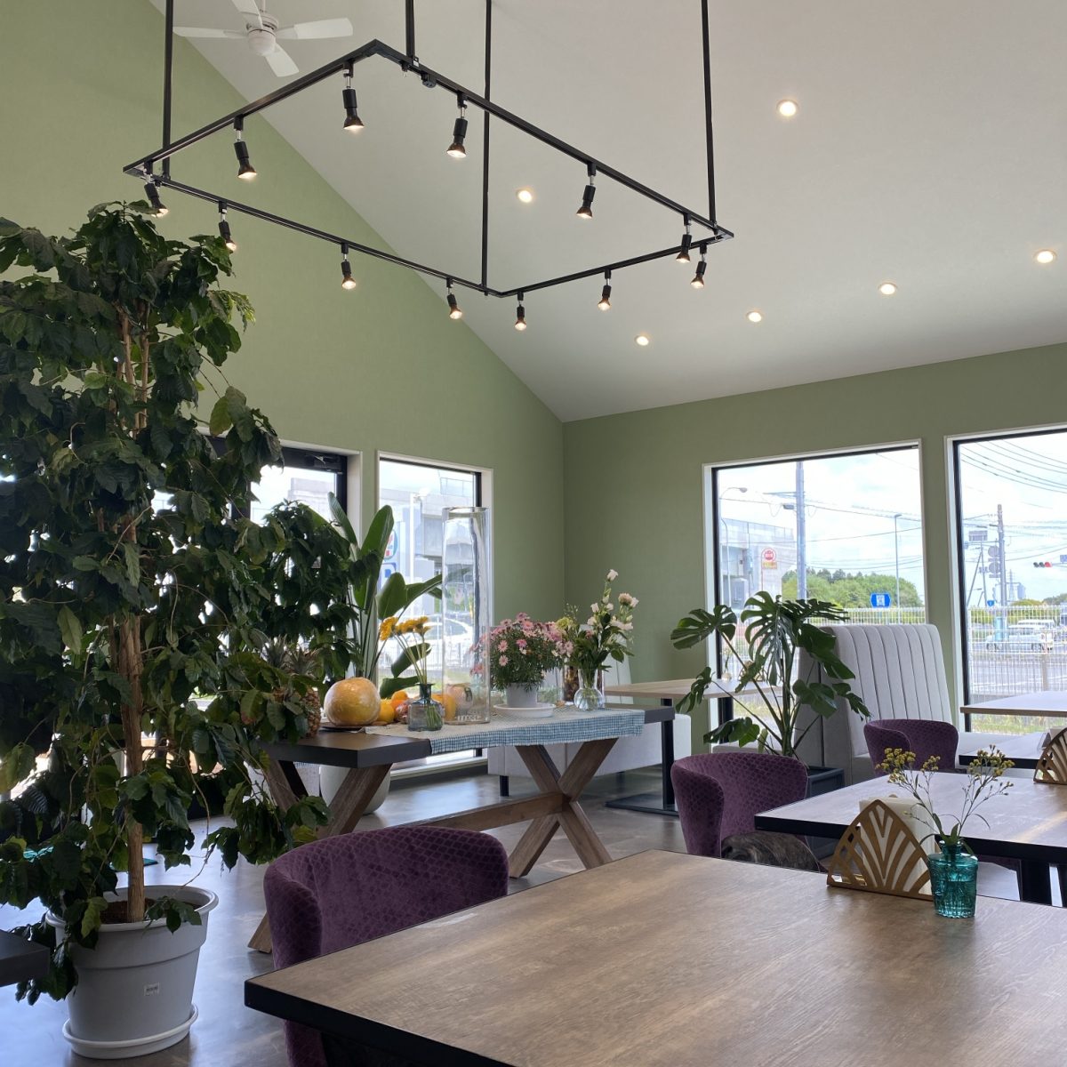 THE GARDEN ISLE （ザ ガーデン アイル）は解放感ある店内