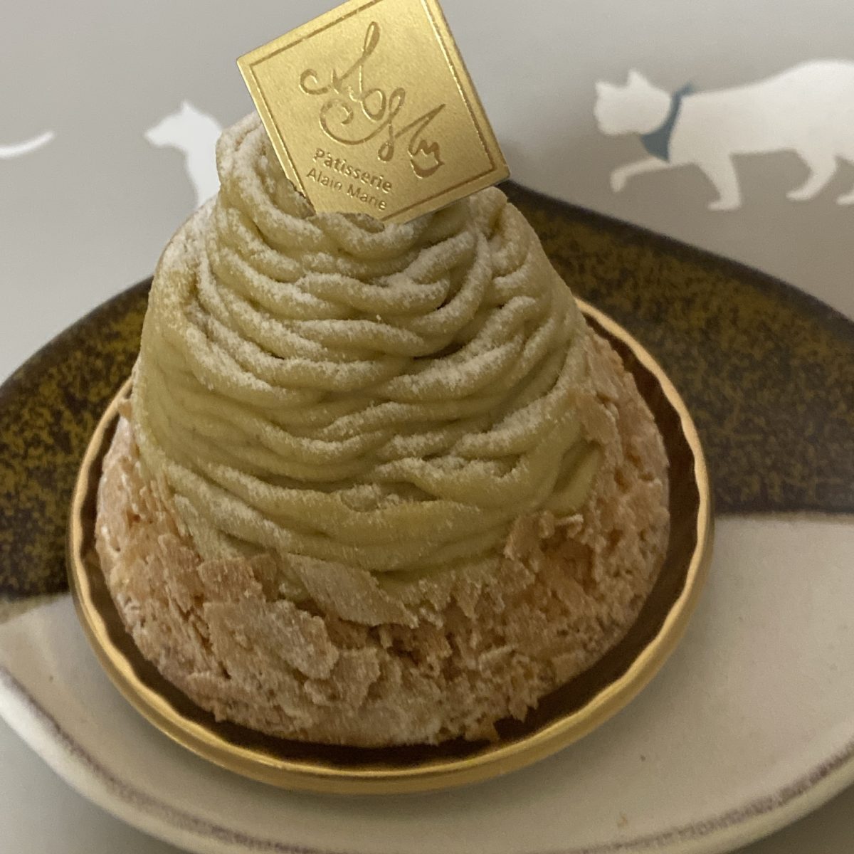 マロンクリームにつつまれたアランマリーのモンブラン