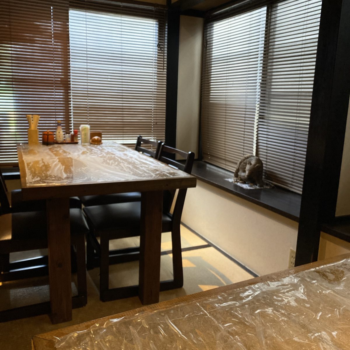 阿見にある人気のお店らくだ食堂のテーブル