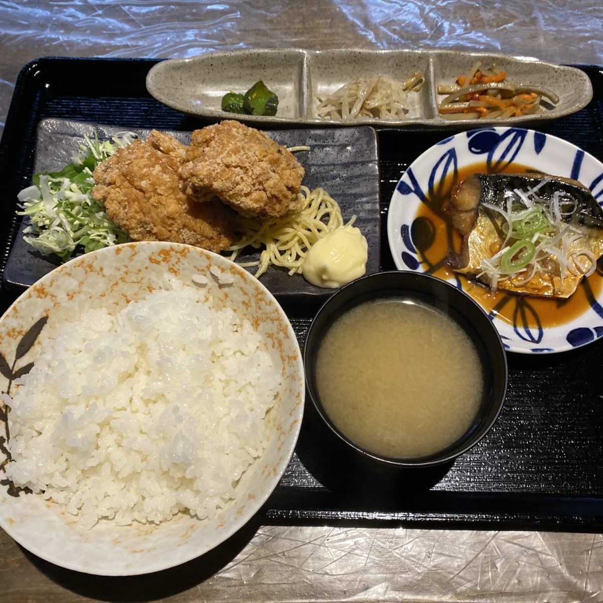 阿見にあるらくだ食堂で食べたサバの味噌煮とからあげの選べるランチセット