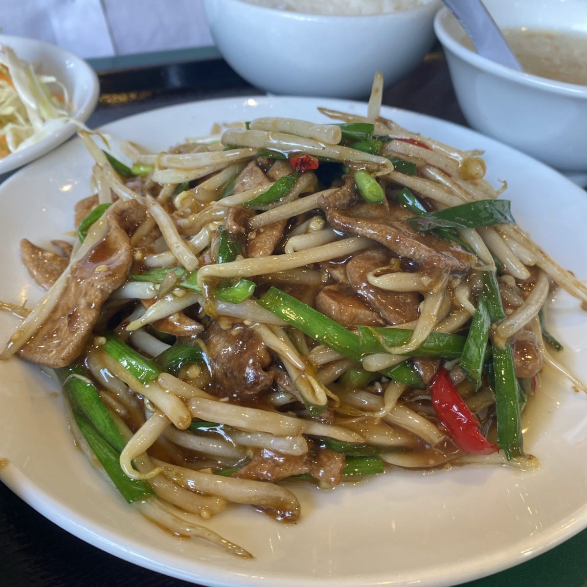 百香亭のニラレバ炒めおいしい