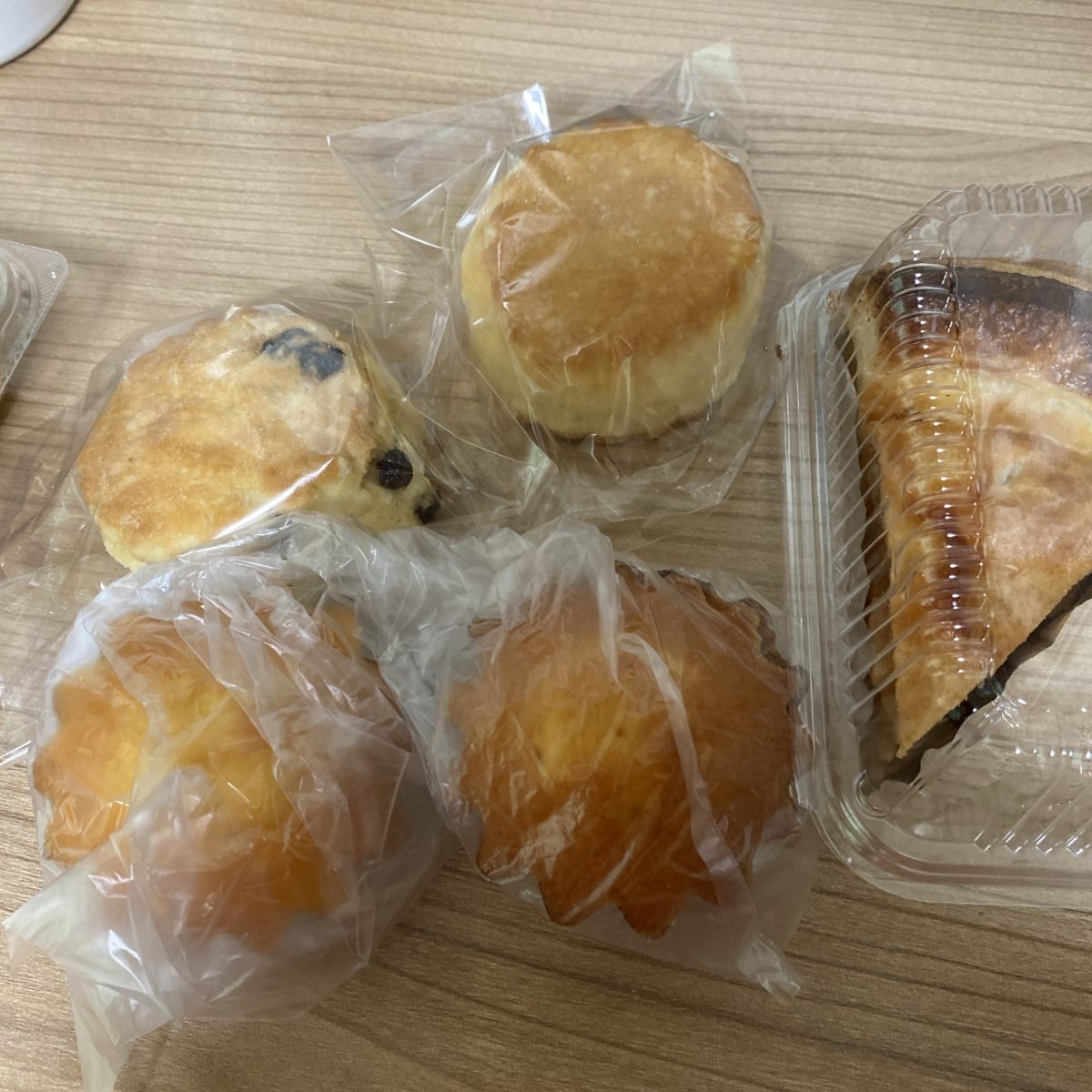 つくば市にあるパン屋さんピーターパンはおやつ系もおいしい。スコーンやマドレーヌなども売っている