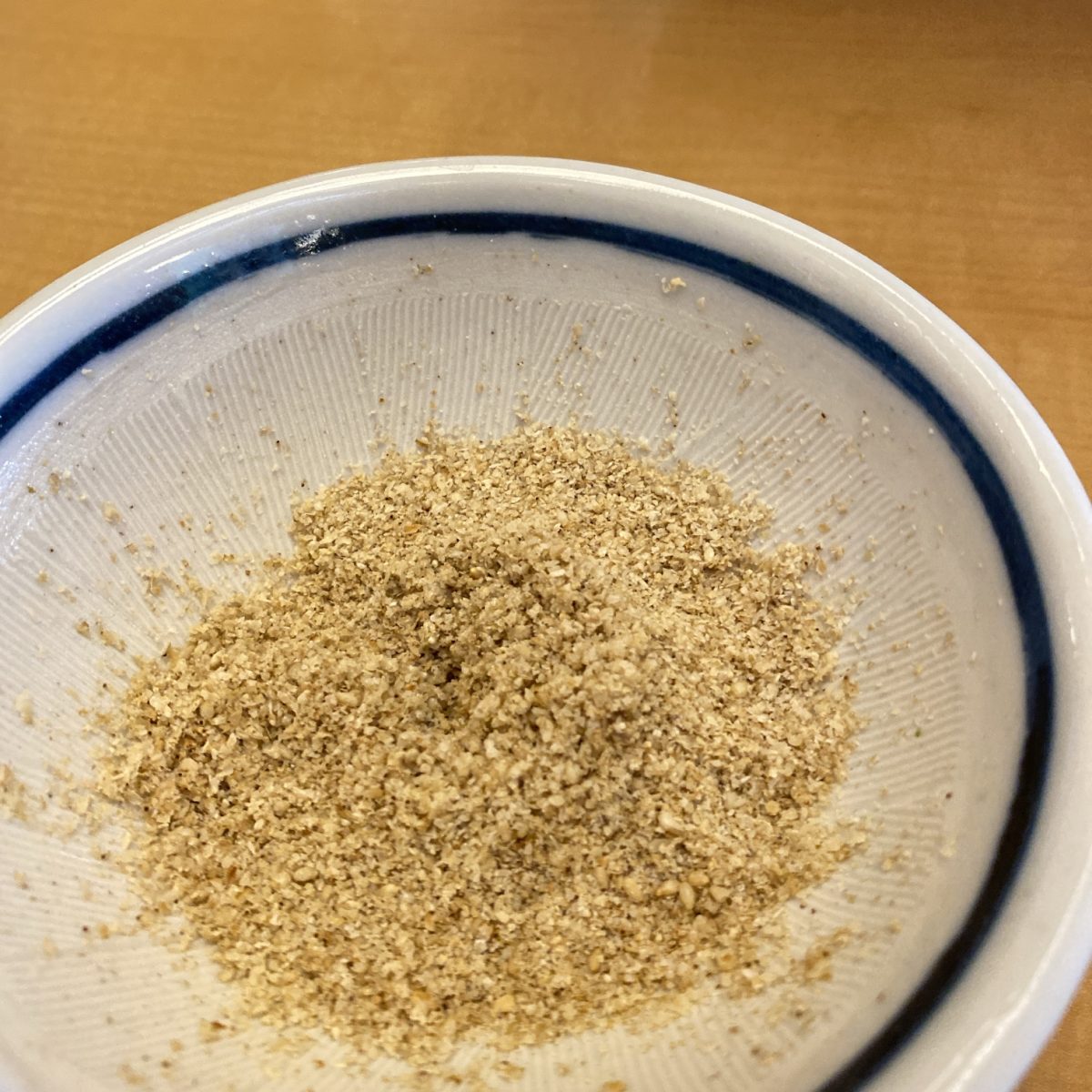 とんかつとんＱはとんかつの待ち時間に胡麻を渡されるので胡麻をすりながらとんかつを待てる