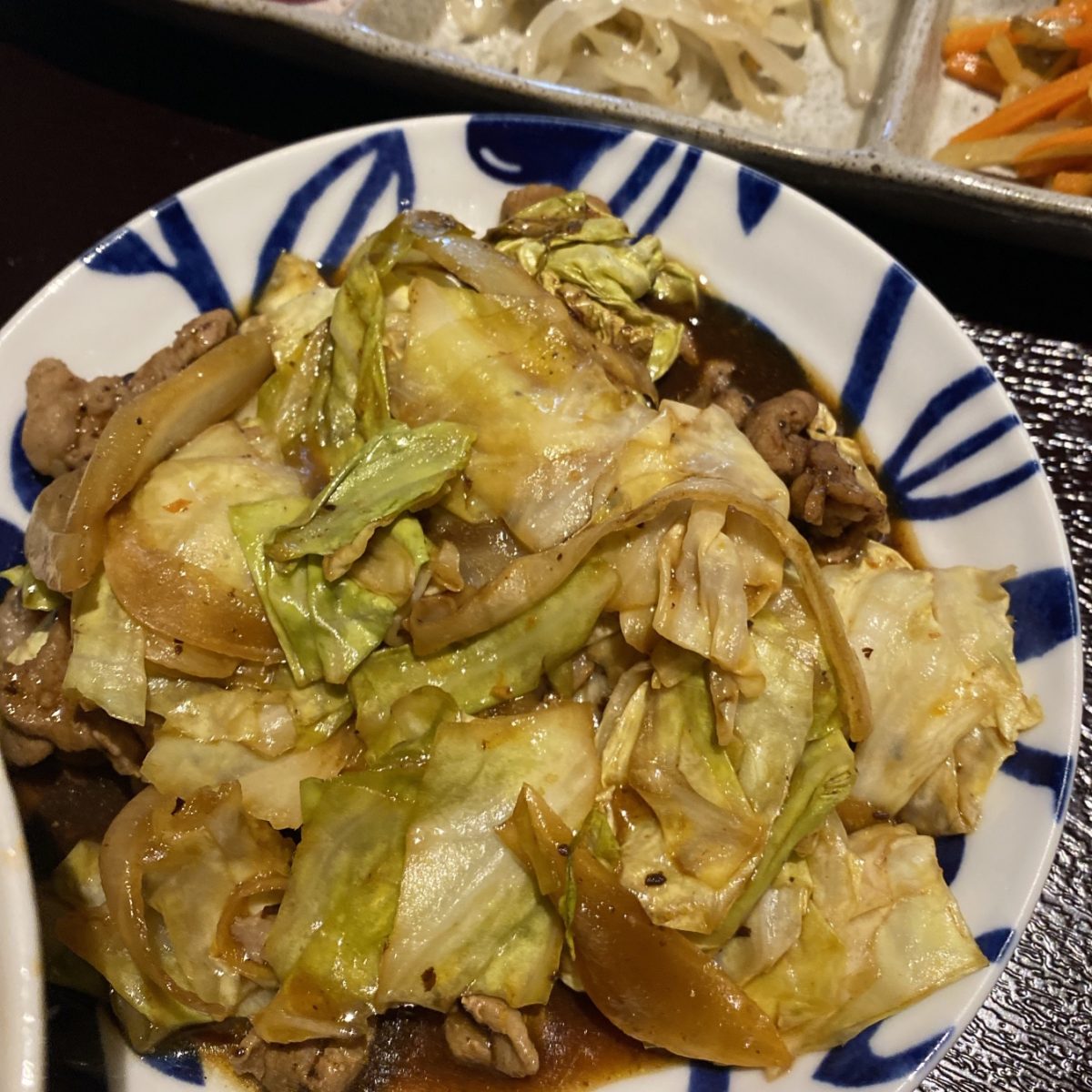 らくだ食堂の回鍋肉は人気商品。