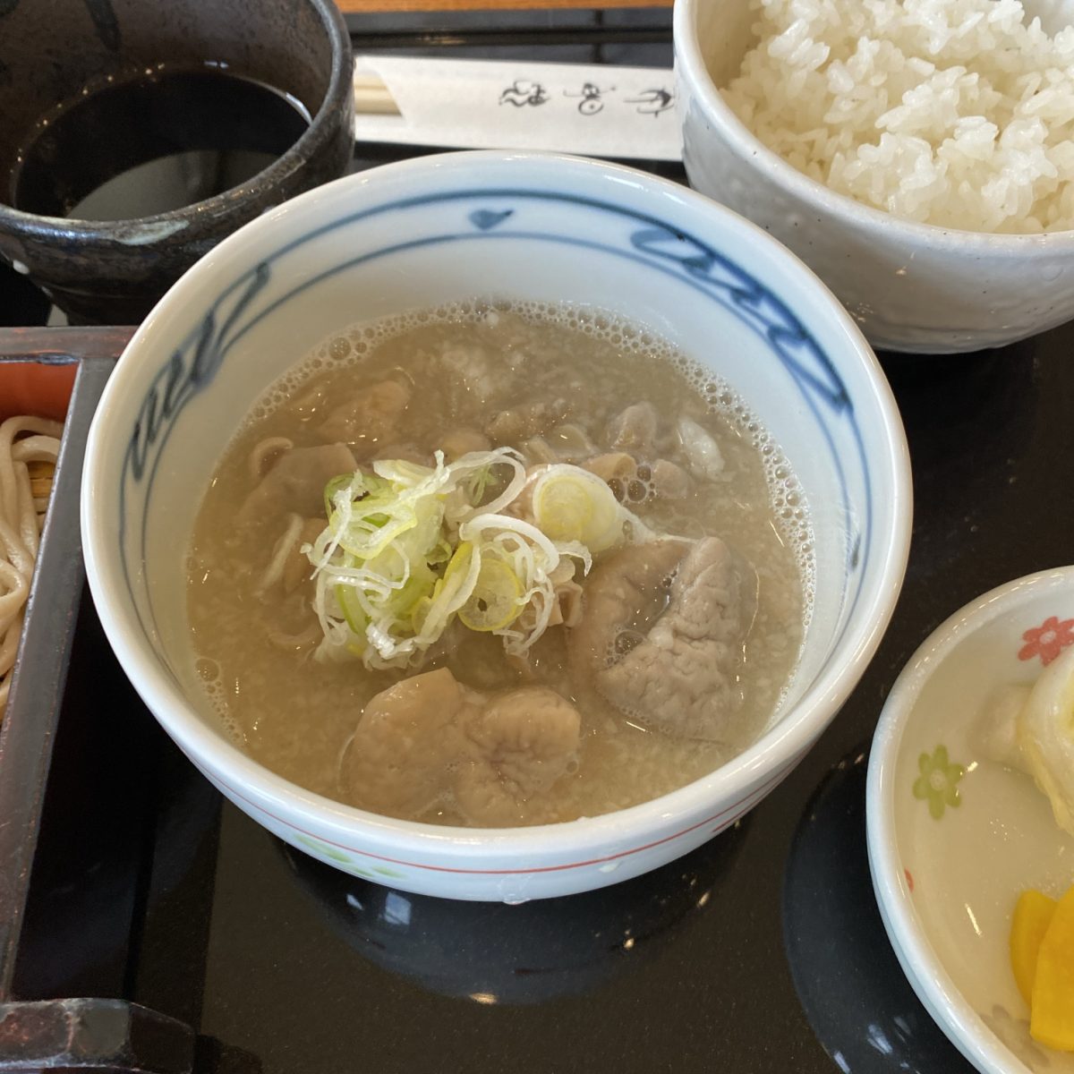 牛久市にある蕎麦屋安曇野ではもつ煮も食べられる