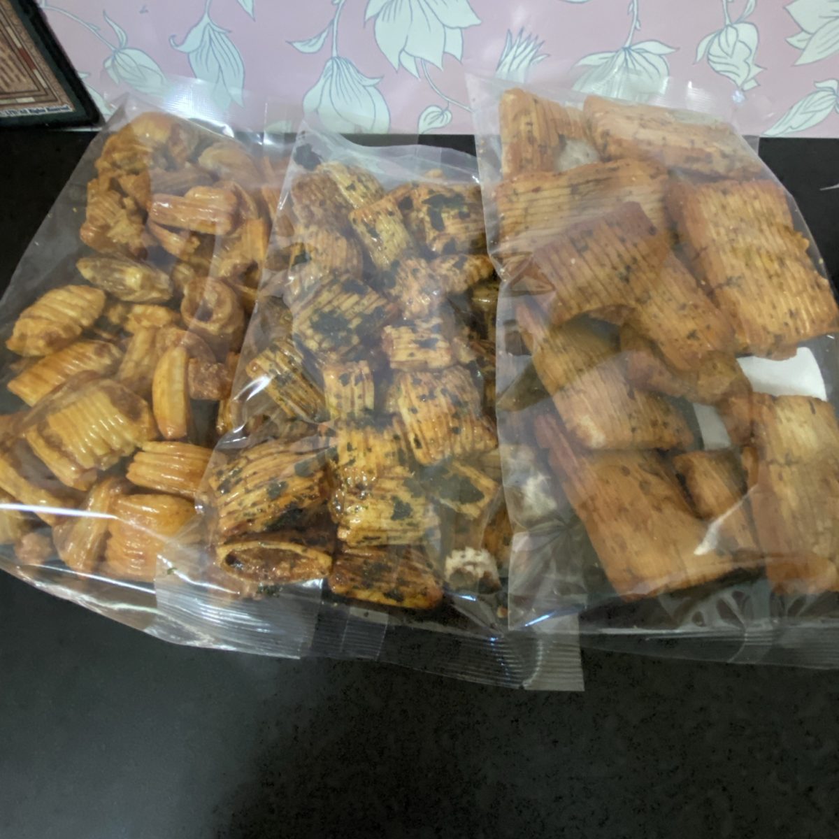 萬寿金の直売所で買った米菓は食べ応えある中身