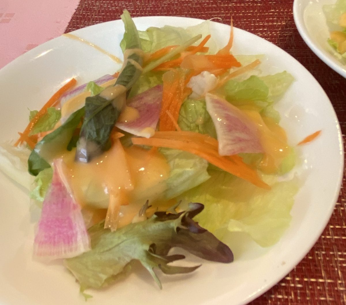 ひたちの牛久にあるカフェ·ド·グルマンで食べたランチのサラダは野菜もシャキシャキ、ドレッシングもおいしかった