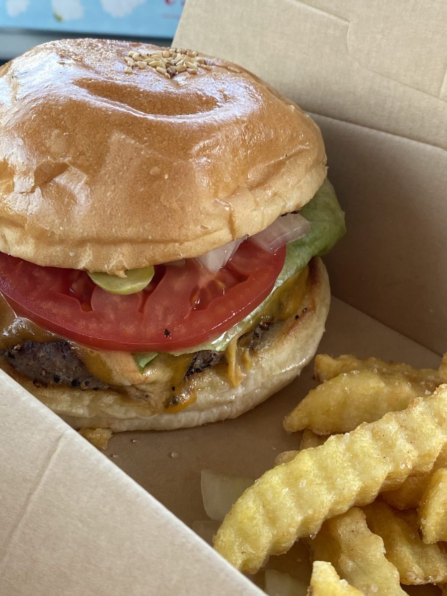 つくば市に来ていたフードトラック「チェダーボーイズのハンバーガー」は分厚くて食べ応えあり