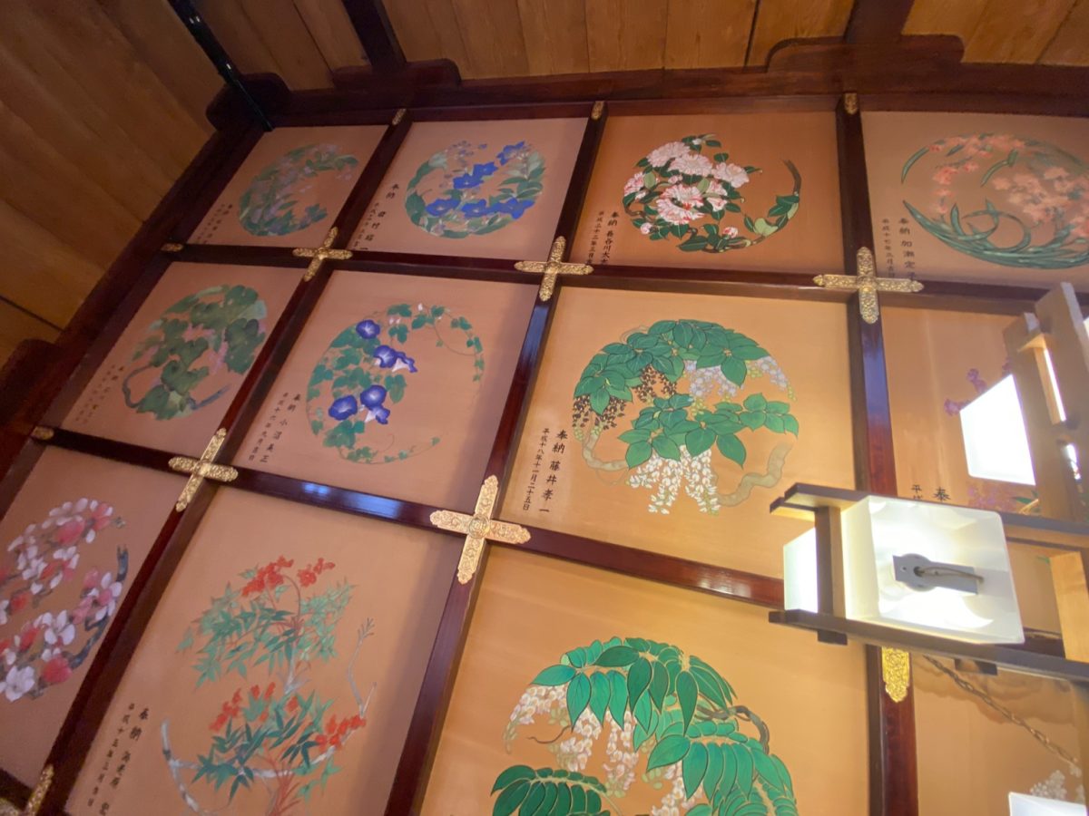 素鵞神社の天井画はいろんな植物が描かれていた