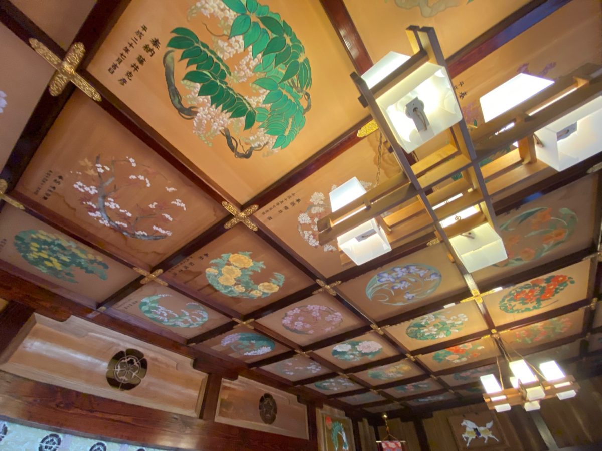茨城県小美玉市にある素鵞神社の天井画が美しい