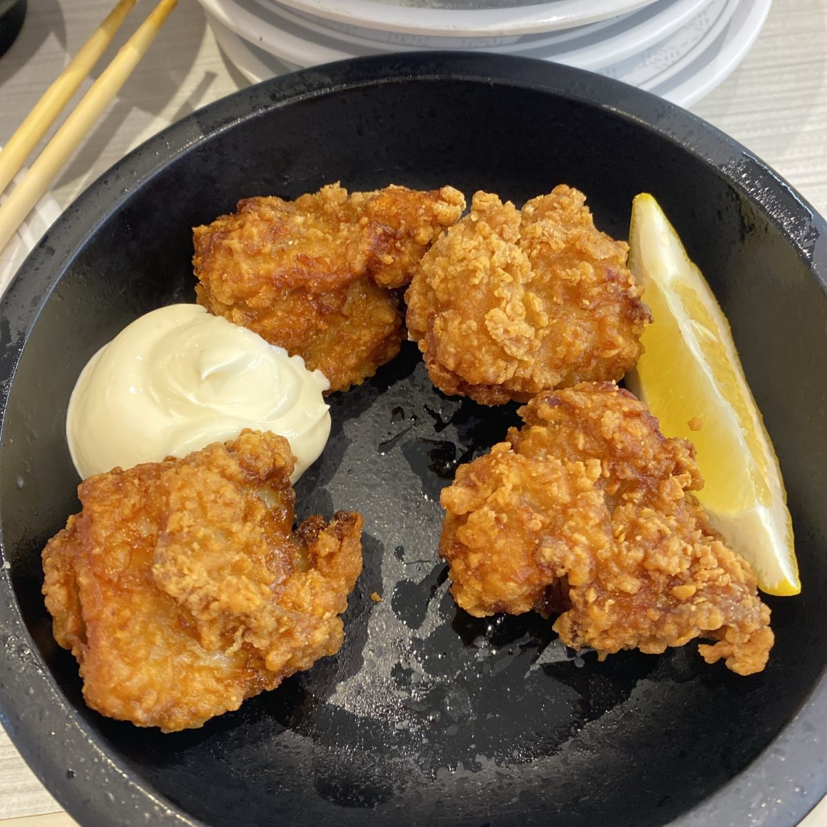 はま寿司で注文してみたからあげにはレモンとマヨがついてた