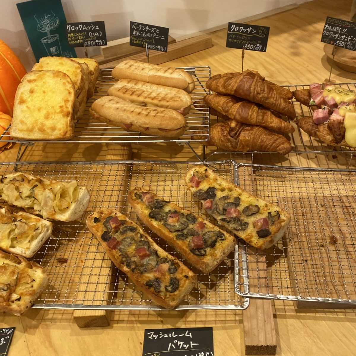 牛久にあるnayaではいろんなパンが販売されていた