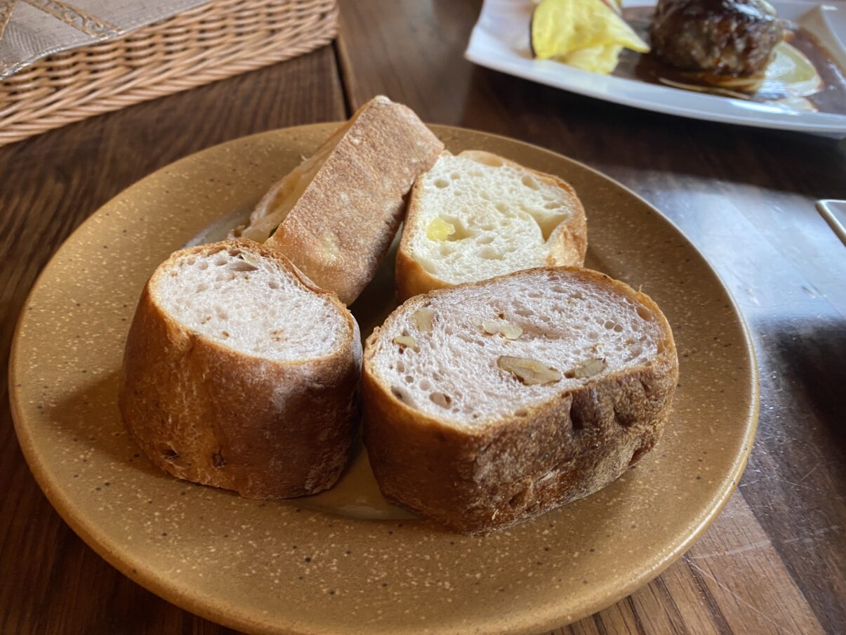 パンは食べ放題。