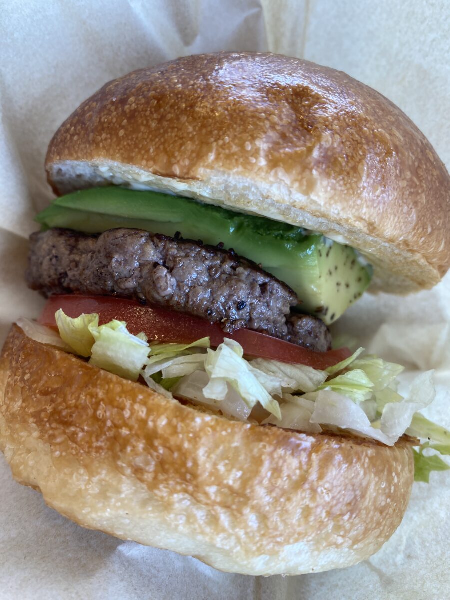 アボカドバーガーを横からみた