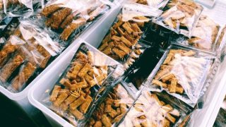 池田屋のセールに並んでたせんべい