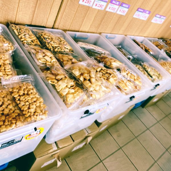 池田屋に並ぶおかきたち