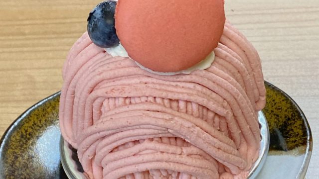 牛久市にある洋菓子店ルミナスのピンク色のモンブラン