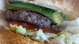 アボカドバーガーを横からみた